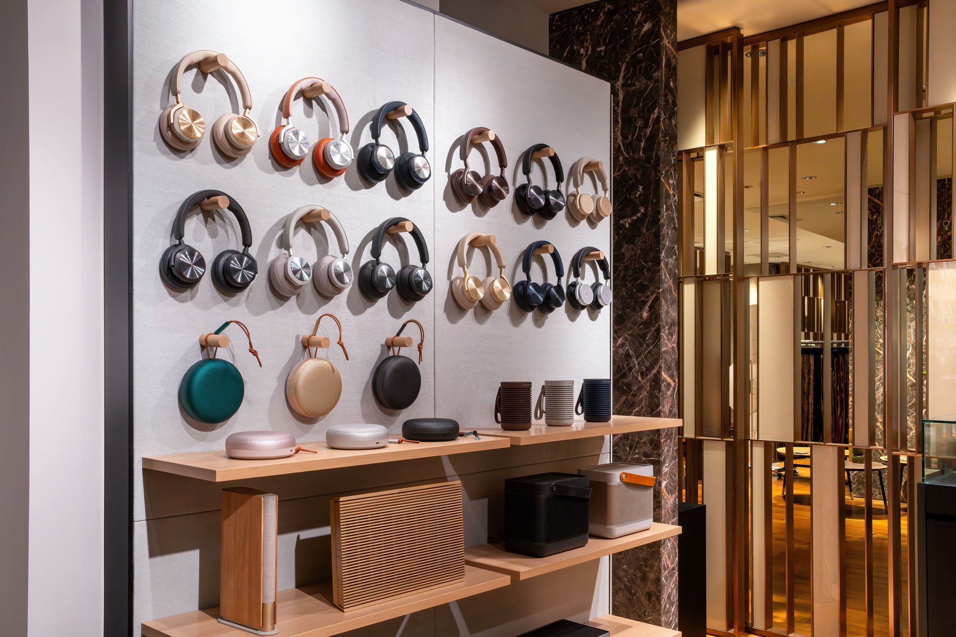 バング & オルフセン 伊勢丹新宿: High End Televisions, Sound