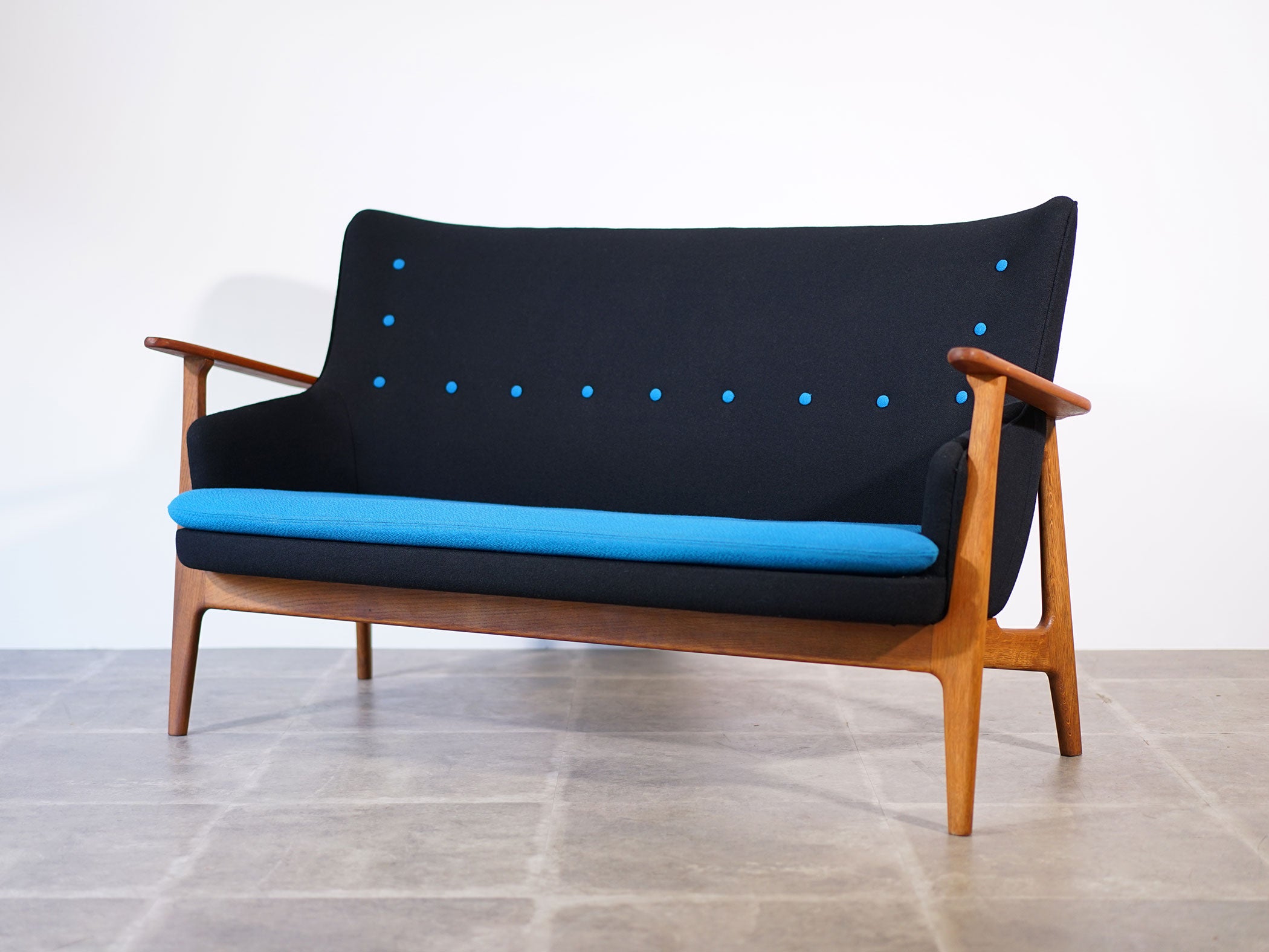 デンマークデザイン 青と黒の2人掛けソファ 幅141cm｜ 北欧家具