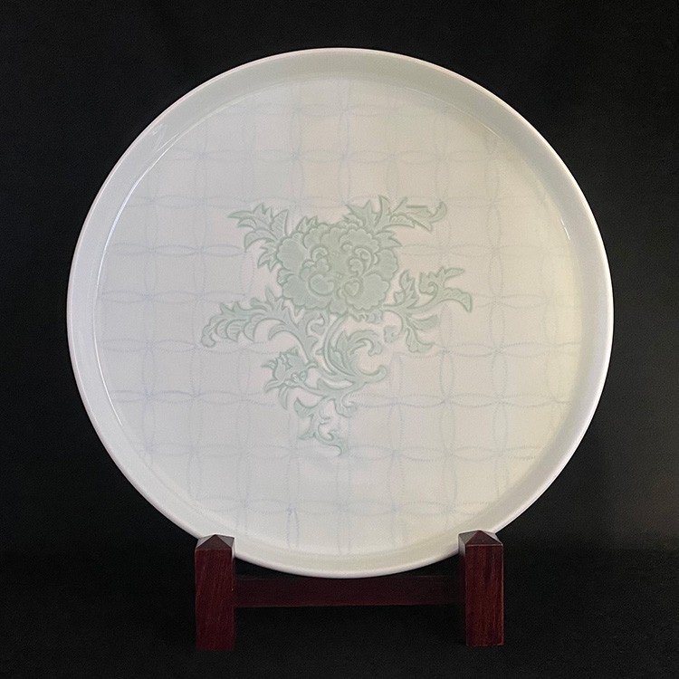 井上萬二]陶芸『白磁緑釉牡丹彫文皿』: JALショッピング｜JAL Mall
