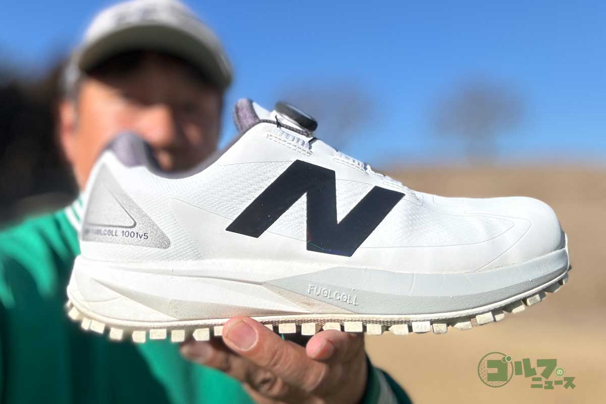 スニーカーに近い感覚”でラウンドできる！ ニューバランスの新作