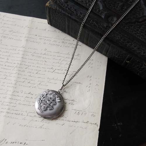 ロレーヌ十字とアザミのシルバーロケット - Eggplant