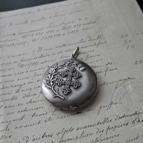 ロレーヌ十字とアザミのシルバーロケット - Eggplant