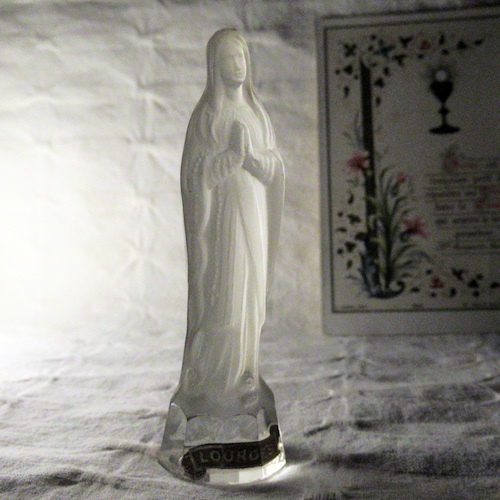 クリスタルガラスのルルドの聖母マリア像 - Eggplant