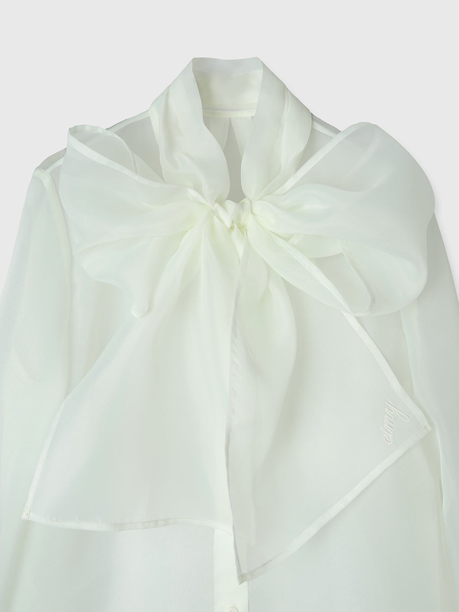 ボウタイシアーブラウス
