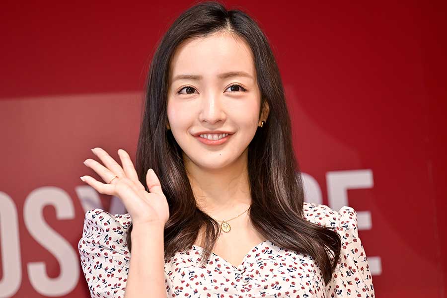 板野友美、超ミニワンピ＆スケスケタイツ姿に歓喜の声 美脚も露わで