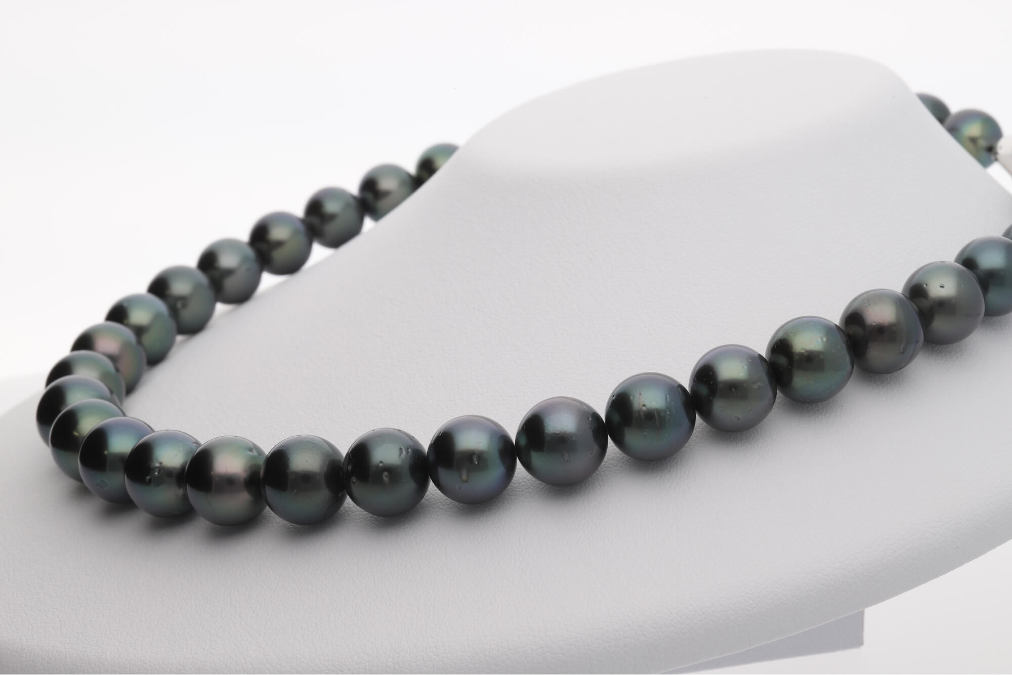 黒蝶真珠（タヒチ） ブラックパールネックレス 11.0-12.5mm ラウンド系