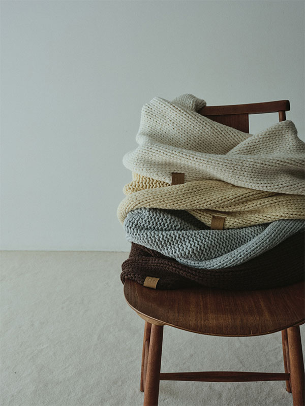 バルキーヤーンハンドニットスヌード(F BLUE): グッズ │ ETRE TOKYO