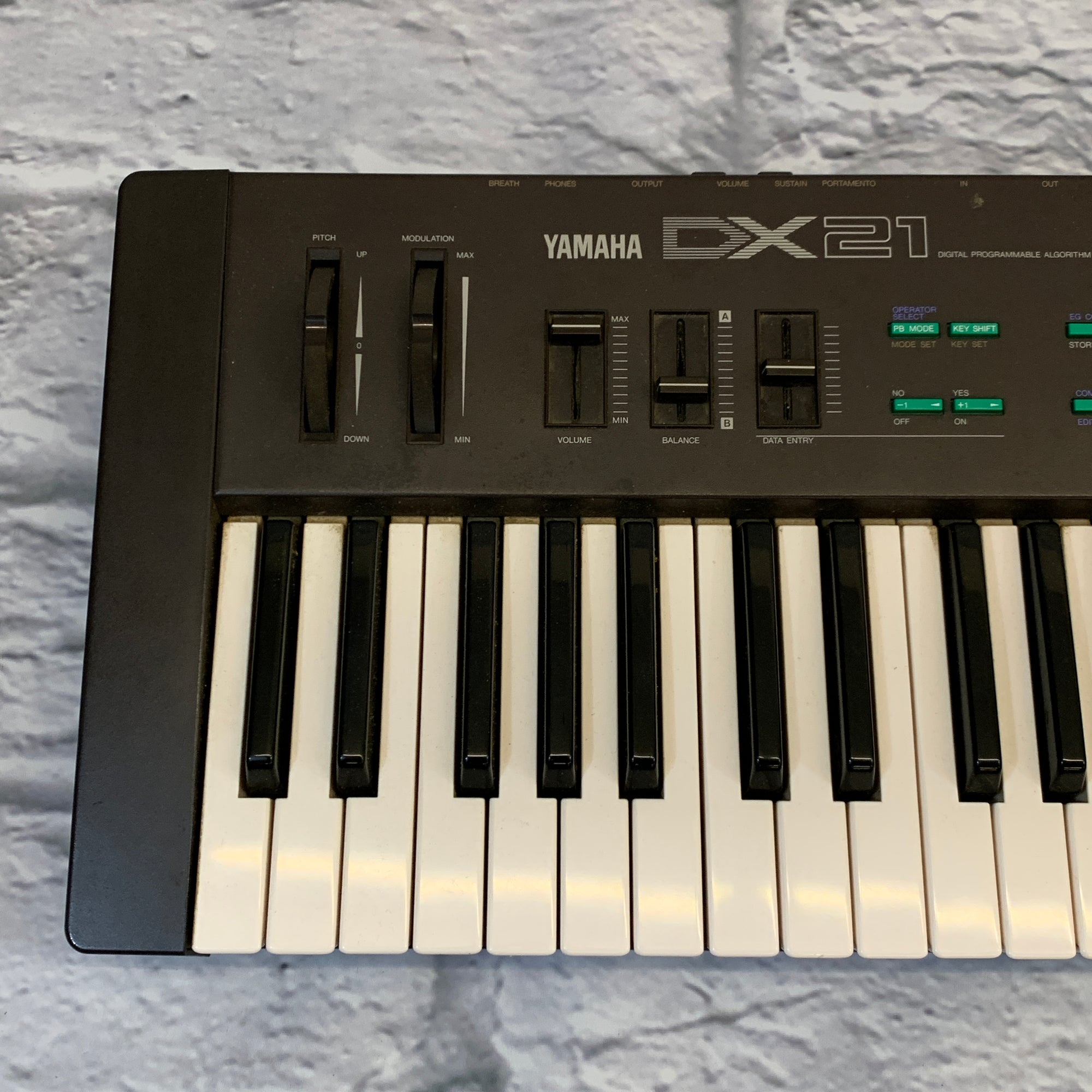 Yamaha DX21 Synthesizer Digital Programmable Algorithm Synthesizer