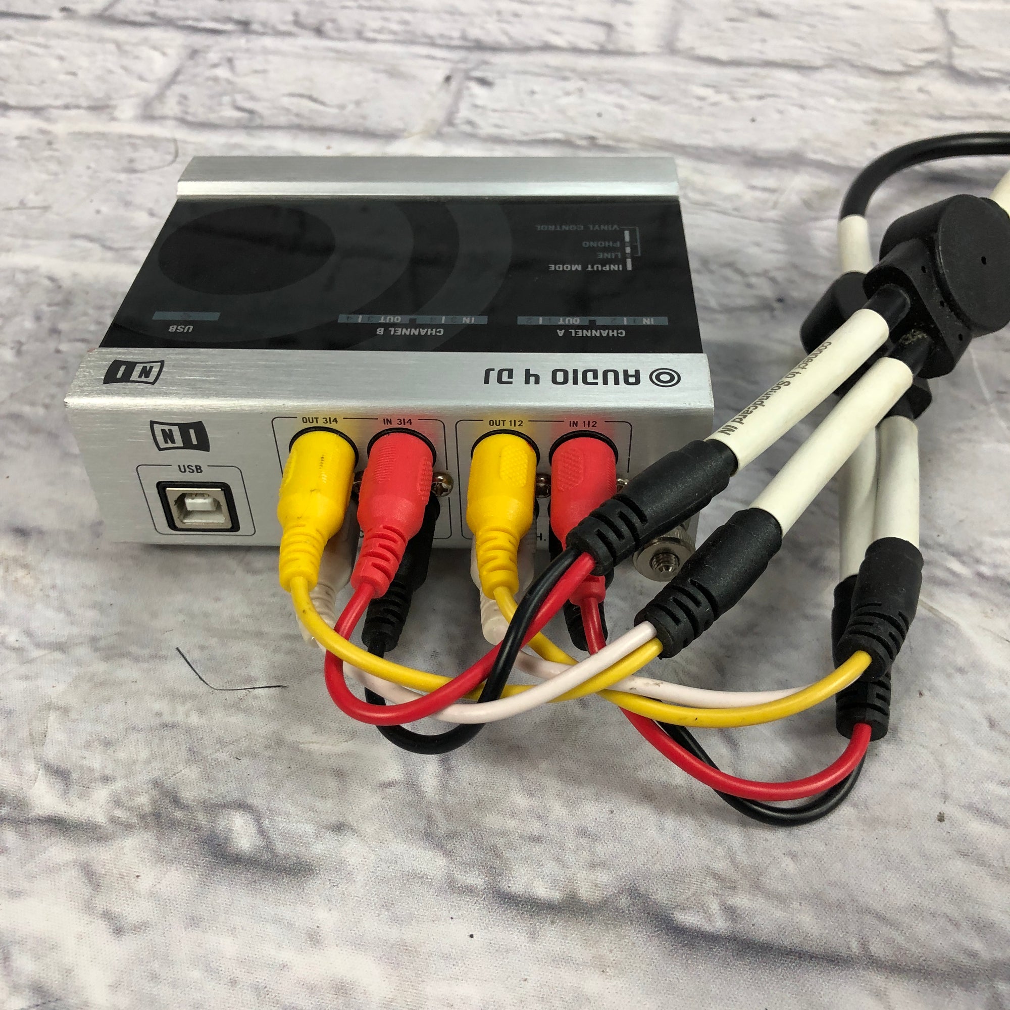 Native Instruments Audio 4 DJ Interface - Evolution Music