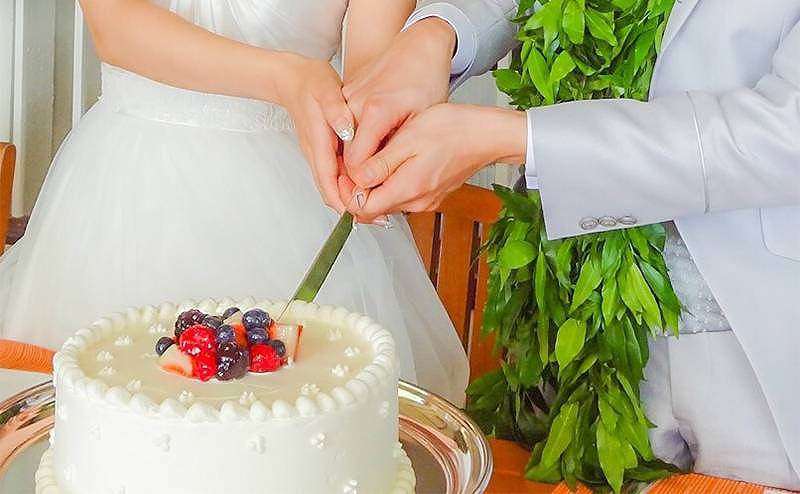 結婚披露宴でファーストバイトを！思い出に残る演出をしませんか？