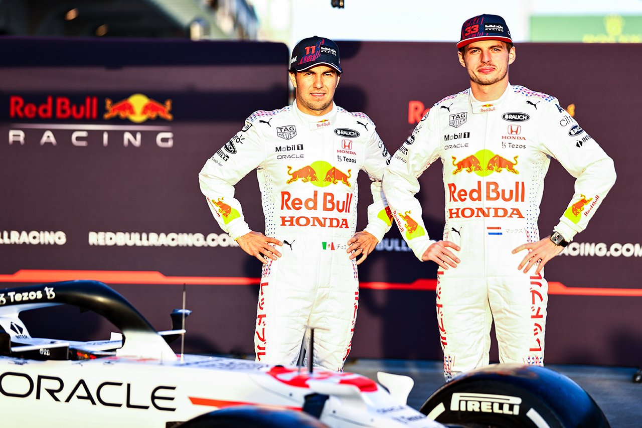 レッドブル・ホンダF1、日本仕様のホワイトのレーシングスーツを披露