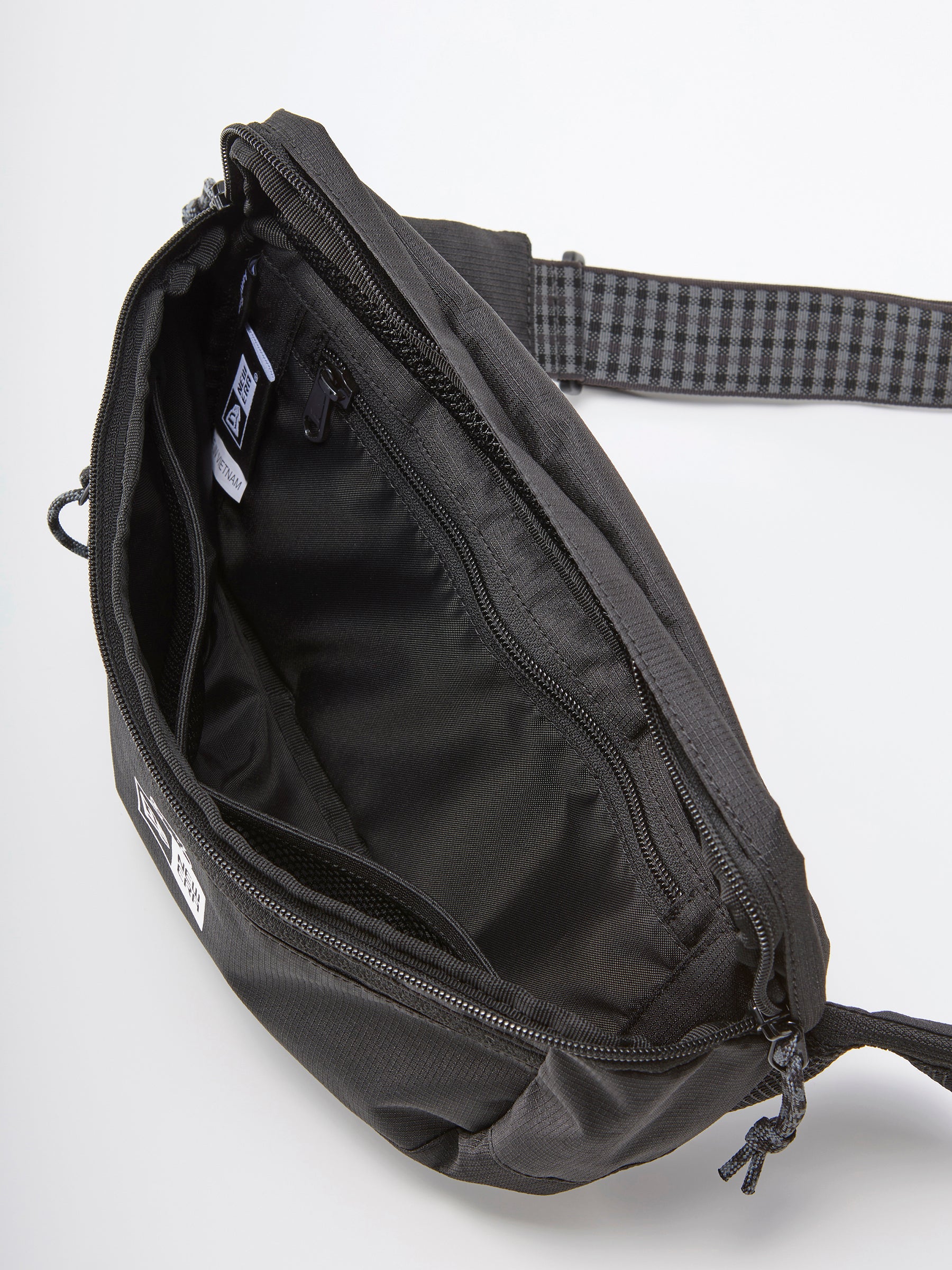 ボディバッグ〈NEW ERA® × familiar〉 | ファミリア公式サイト