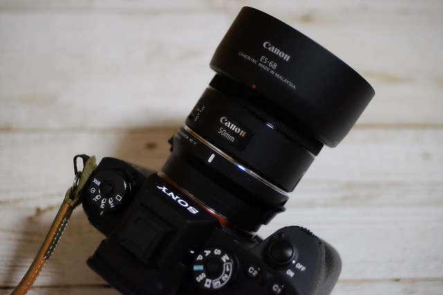 EF50mm F1.8 STMに装着するレンズフードは、やはり純正『ES-68』が