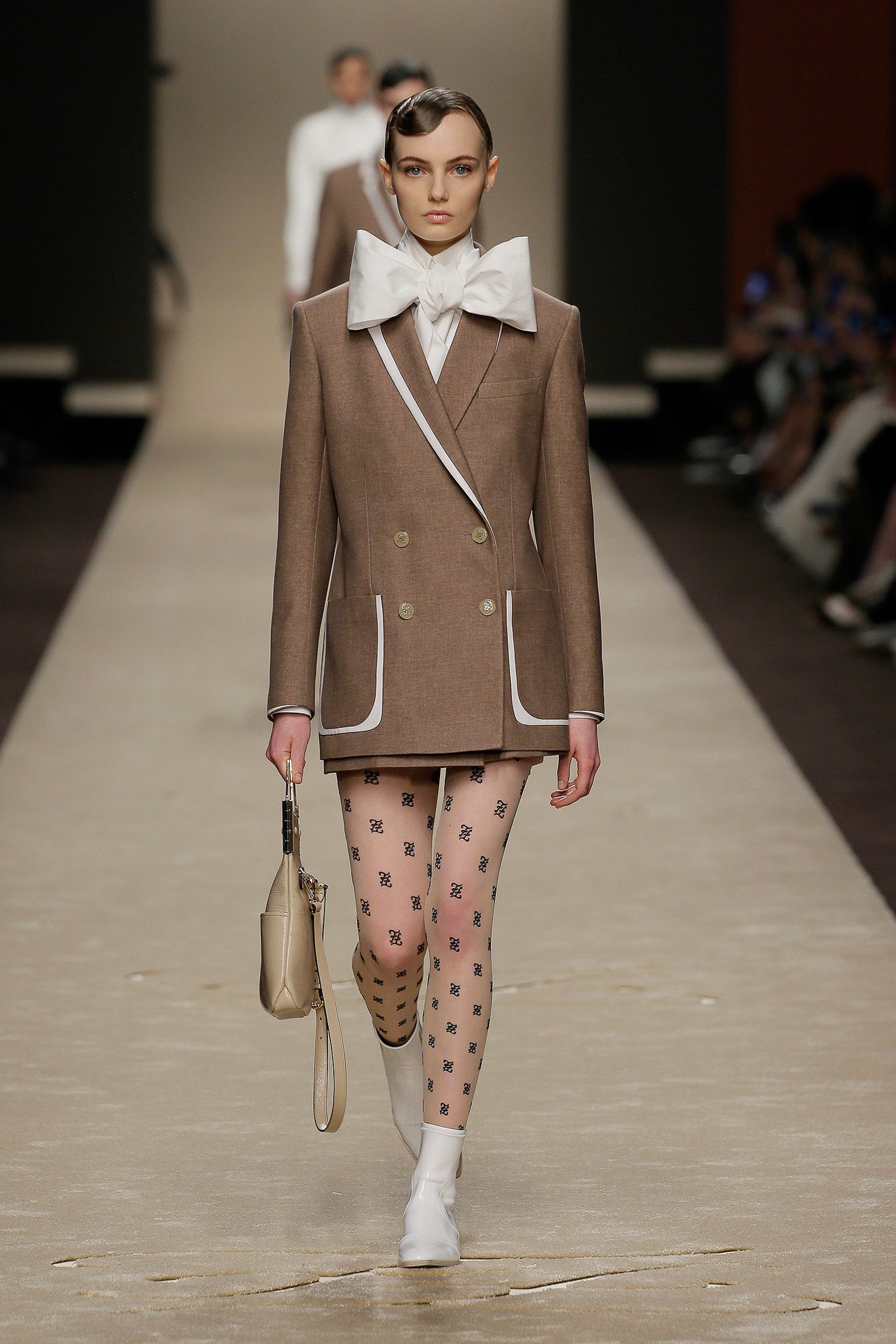 フェンディ」50年以上デザインを指揮したカール・ラガーフェルドによる