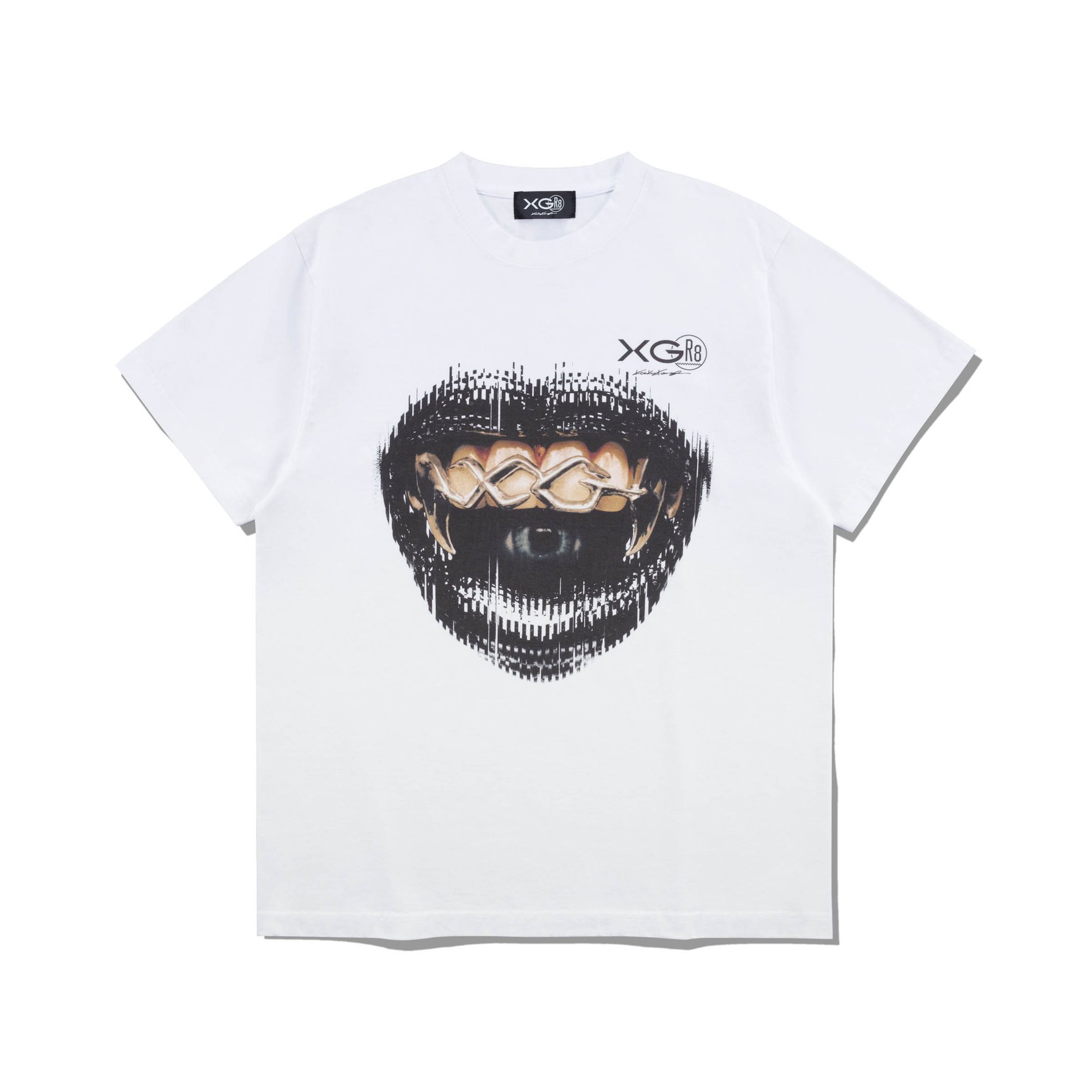 GR8でガールズグループ「XG」の写真展が開催 河村康輔とのコラボT