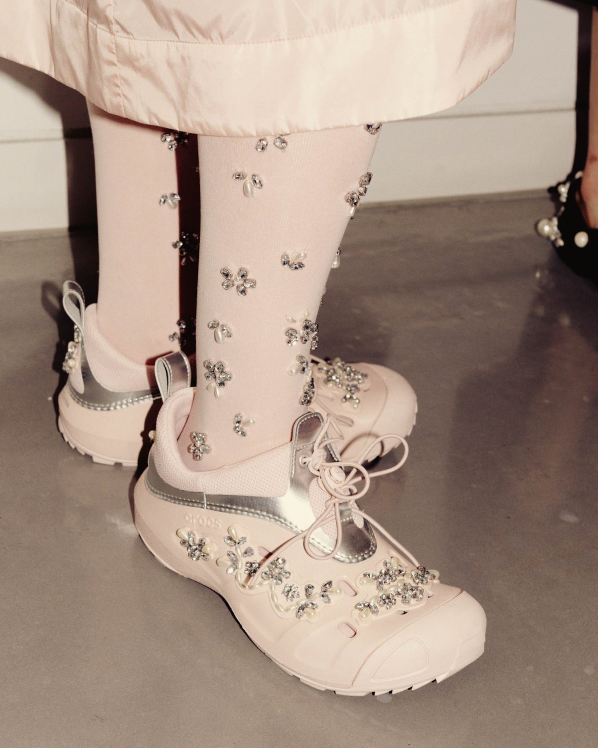 クロックスとシモーン・ロシャが初コラボ ビジューで装飾したクロッグ発売