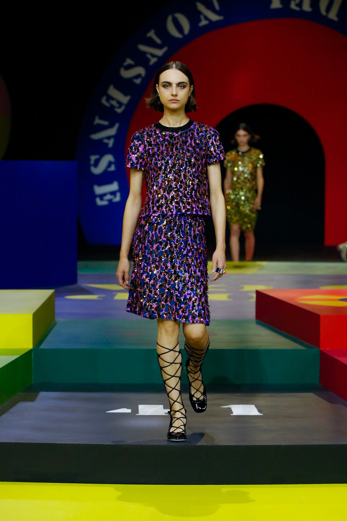 ディオール、60年代の「スリム・ルック」を現代に グラフィカルな2022