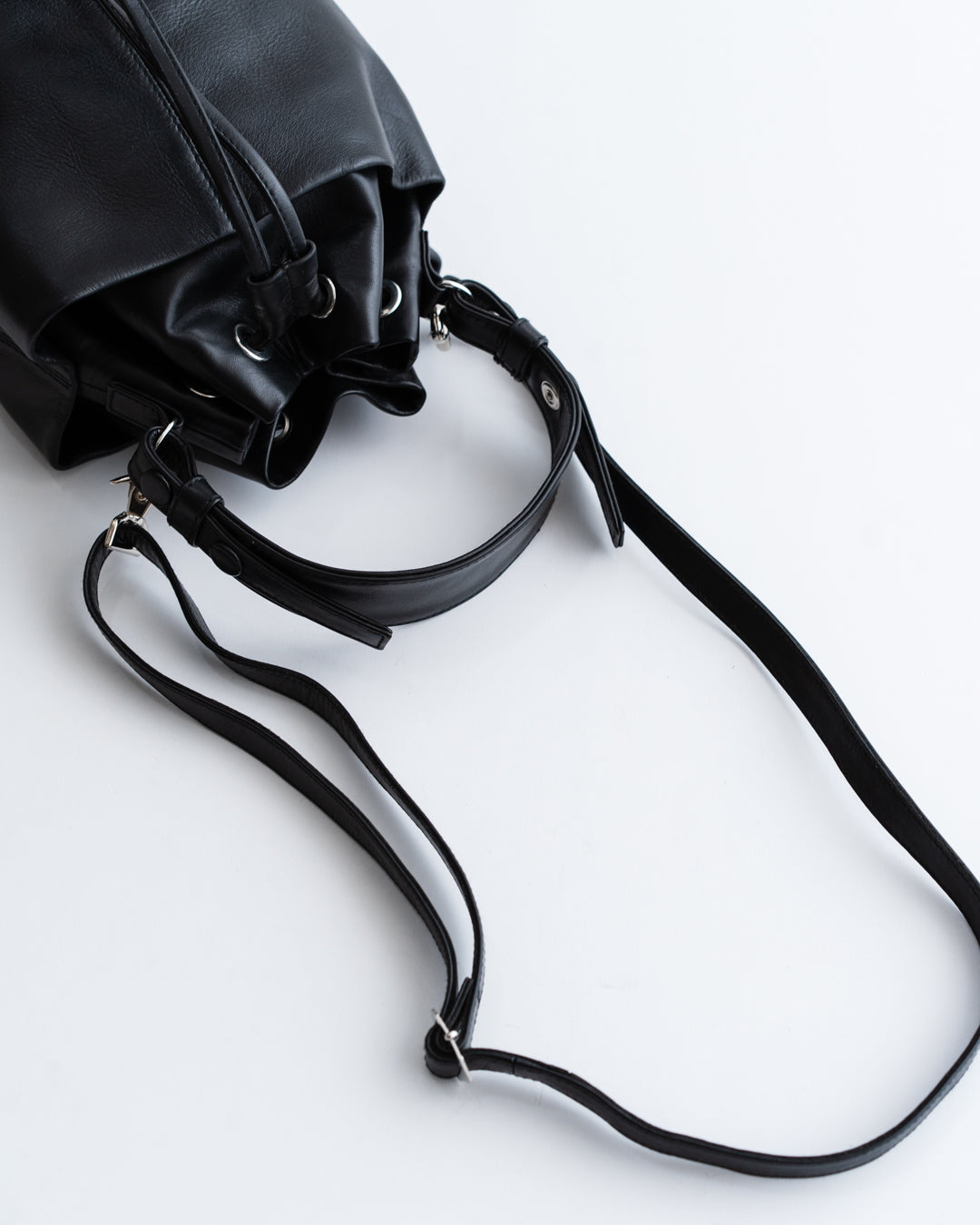 通販] CCU(シーシーユー) DRAWSTRING BAG - COW SKIN 商品ページ – fazeone