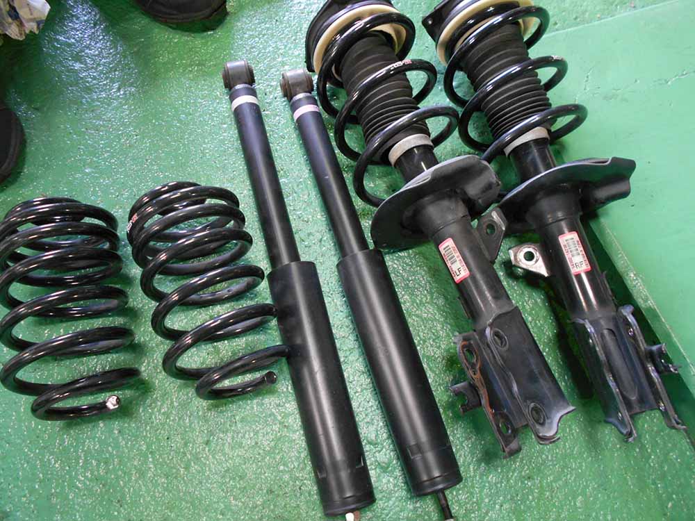 セレナ c25 のサスペンション交換と四輪アライメント - カー用品持込