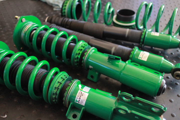 ヴォクシー ZRR80W 車高調取り付け 四輪アライメント調整 - カー用品持