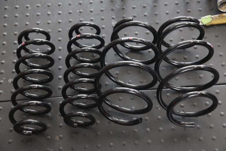 ハリアー AXUH80 RS-Rダウンサス取り付けと四輪アライメント - カー