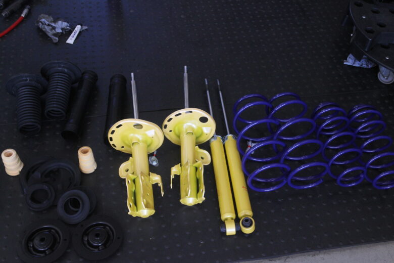 30系プリウス リアキャンバープレート取り付け - カー用品持込取り付け