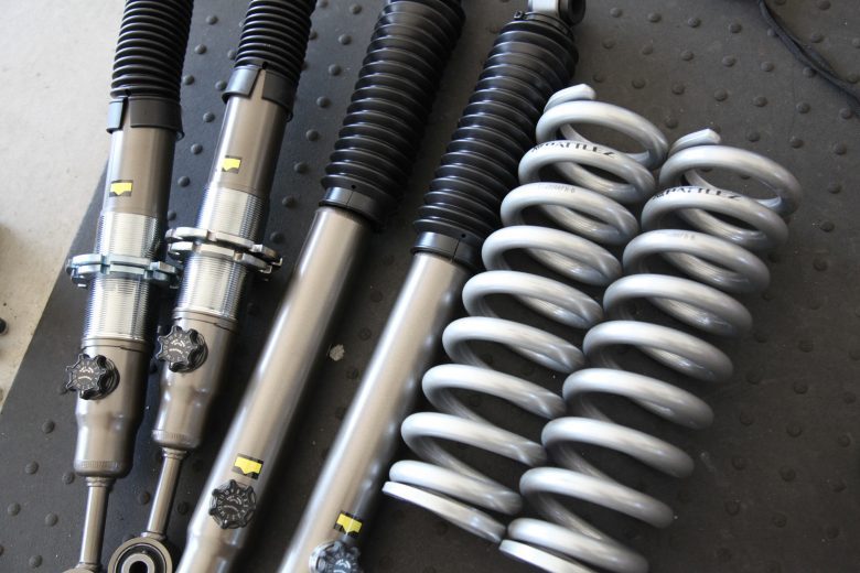 ハイラックス GUN125 JAOS車高調取り付け - カー用品持込取り付け専門