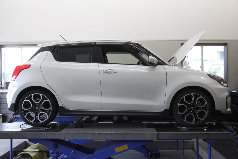 スイフト ZC33S SWKダウンサス取り付けと四輪アライメント - カー用品