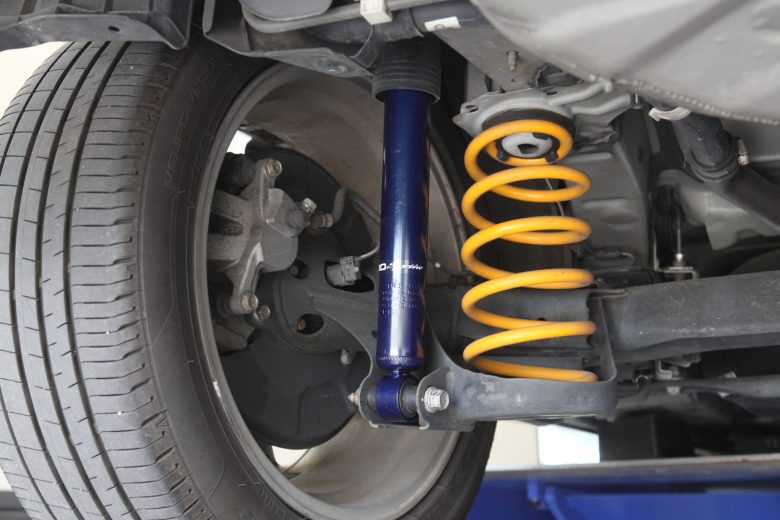 プリウスα ZVW41 TRDショック交換と四輪アライメント - カー用品持込