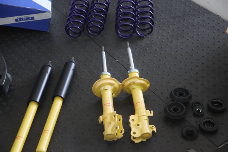 N-BOX JF3 KYBローファースポーツキット取り付けと四輪アライメント