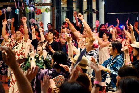 盆踊り…今やDJ付き盆ダンス ポップス、ロックで広がる輪 | 全国の