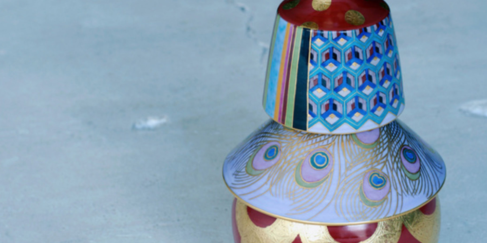 色絵金彩 盃 椿紋 薄紅 /錦山窯 KINZAN