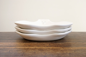 ク24 シロクマのお皿 中 - 益子焼の小さな窯元「よしざわ窯」- 生活