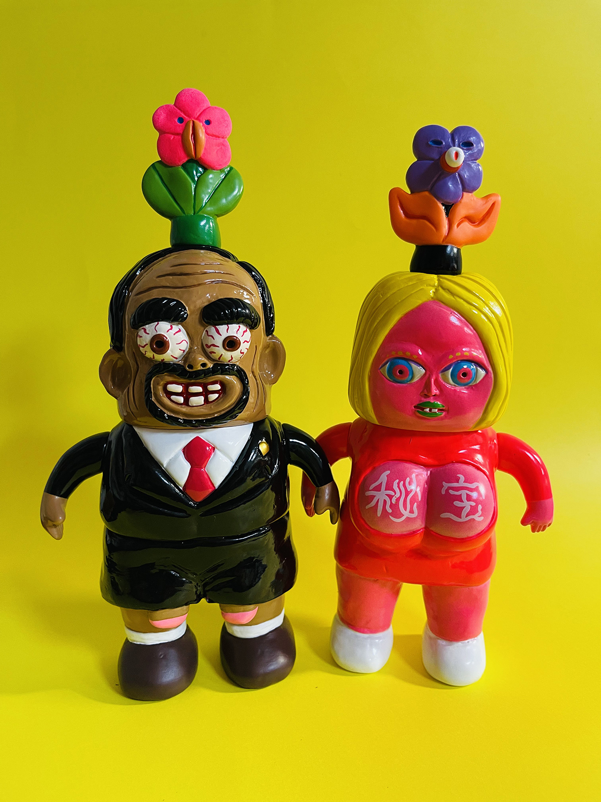 デハラユキノリ氏が手掛けるソフビ「たかおとみほの秘宝館人形」限定