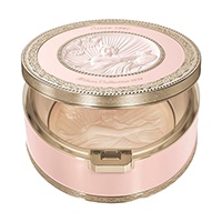 ミラノコレクション / 繊細な輝きを秘めた透明感のある肌へ導く“女神