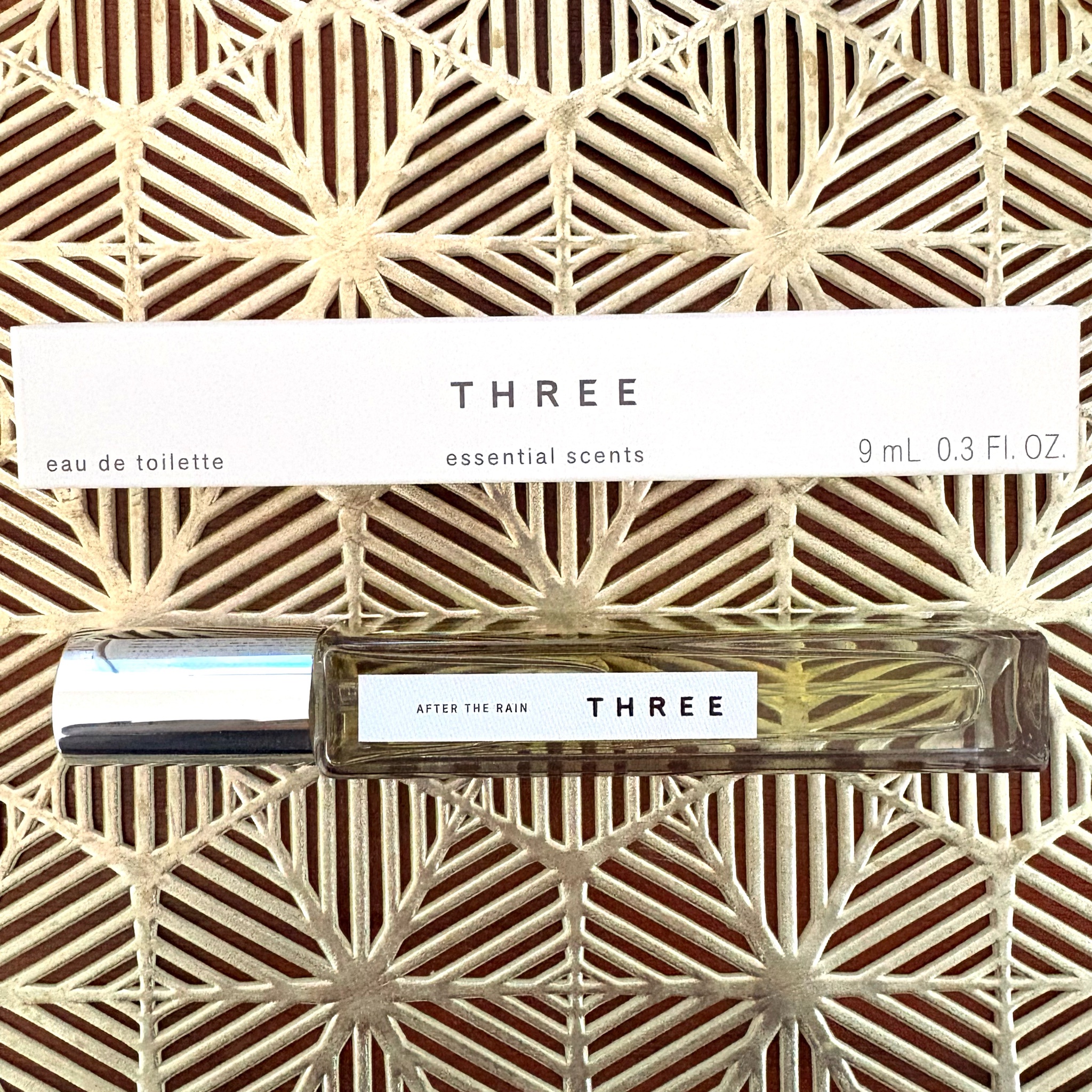 THREE / THREE エッセンシャルセンツ 05 AFTER THE RAIN 9mLの公式商品