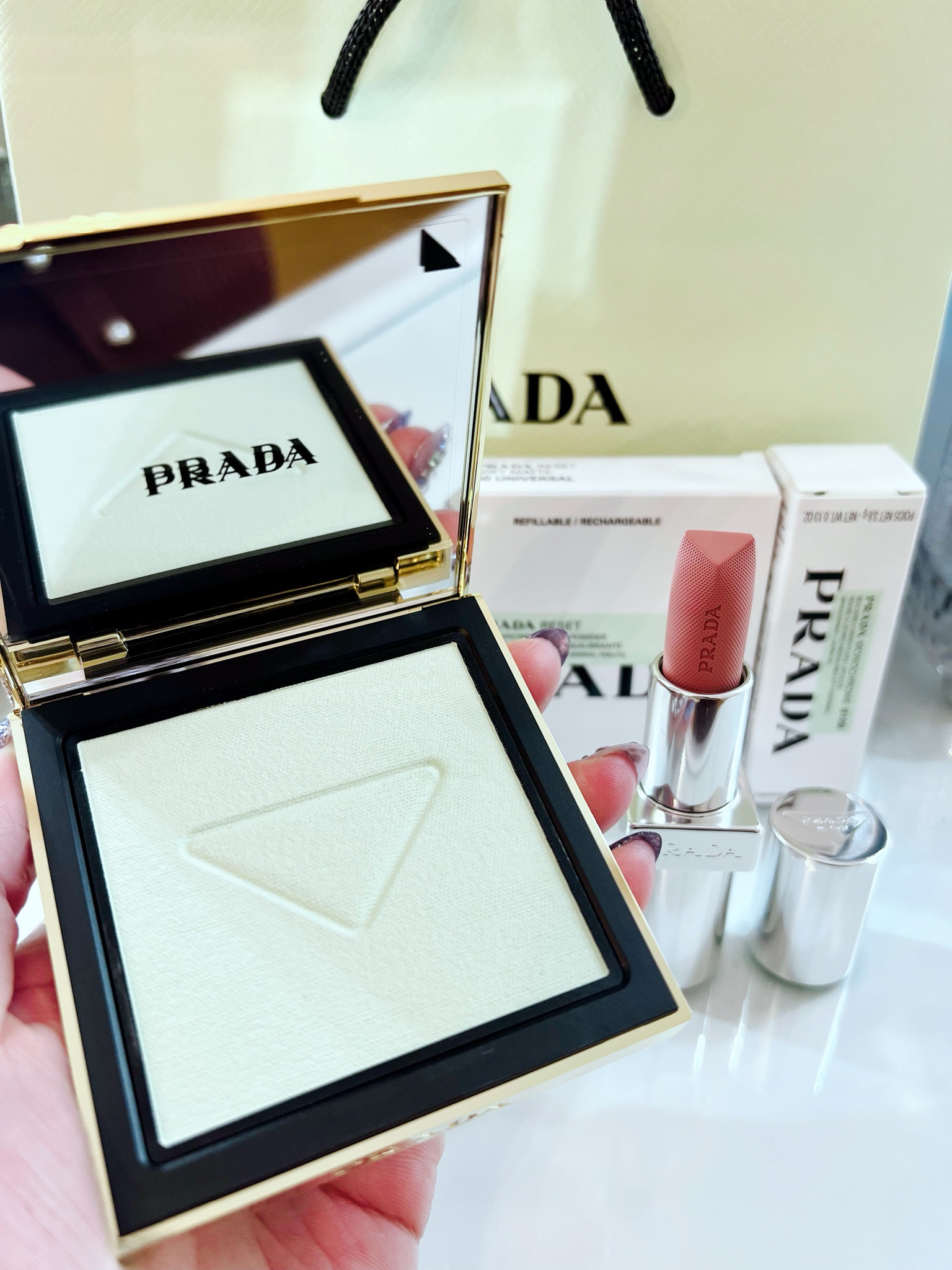 プラダ ビューティ / リセット セッティング パウダーの公式商品情報