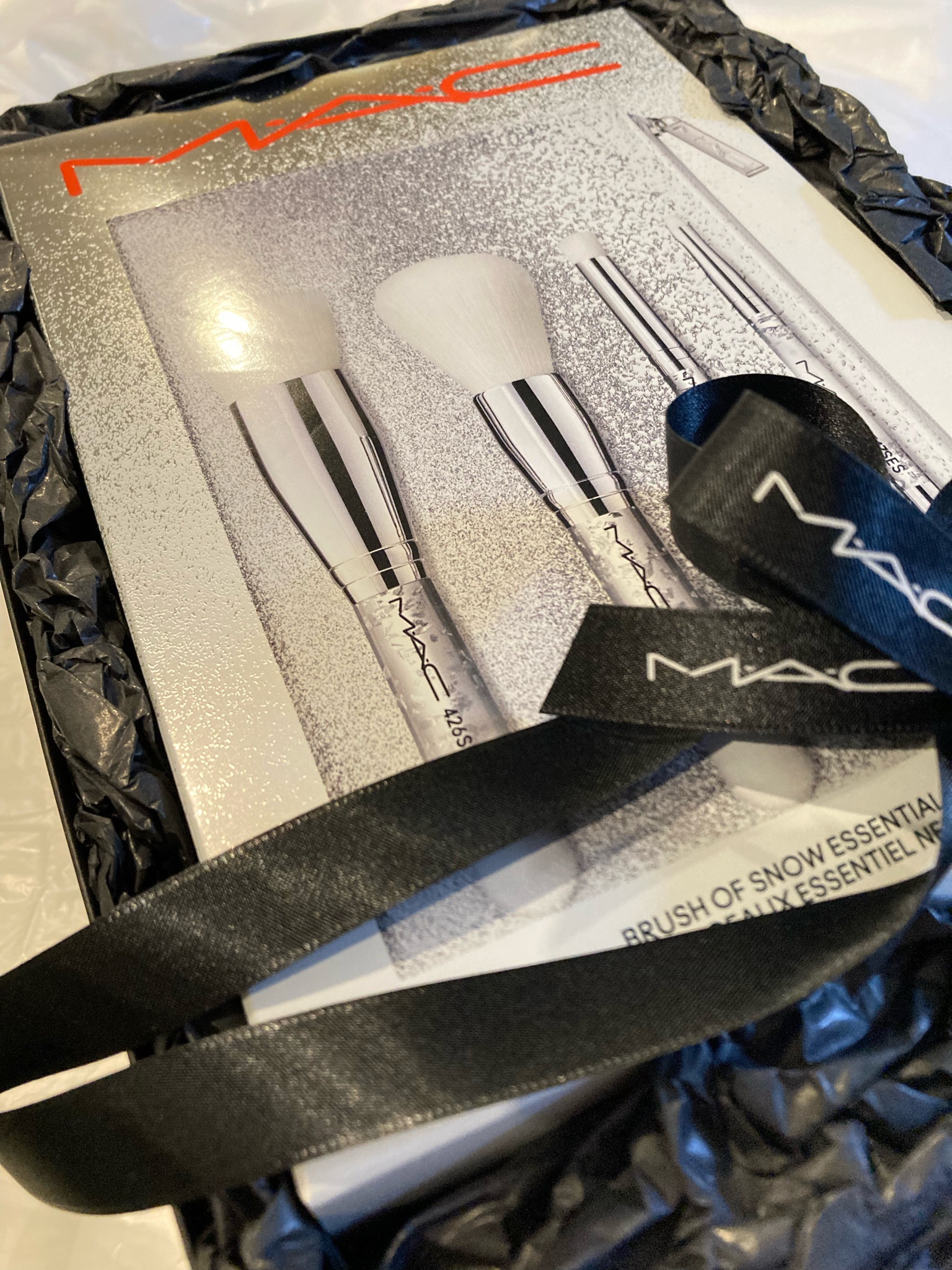 M・A・C / ブラシ オブ スノー エッセンシャル ブラシ キットの公式