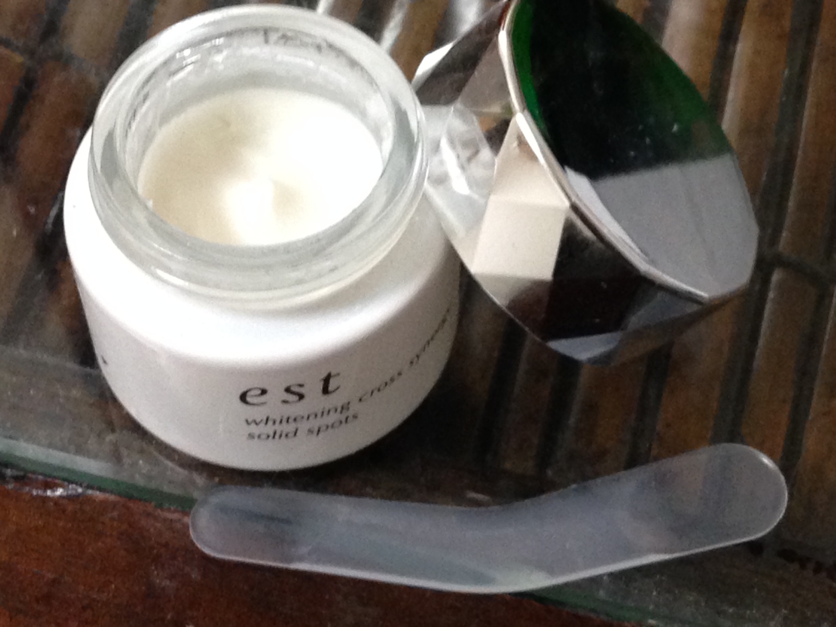 エスト / ホワイトニングクロスシナジー ソリッドスポッツの公式商品