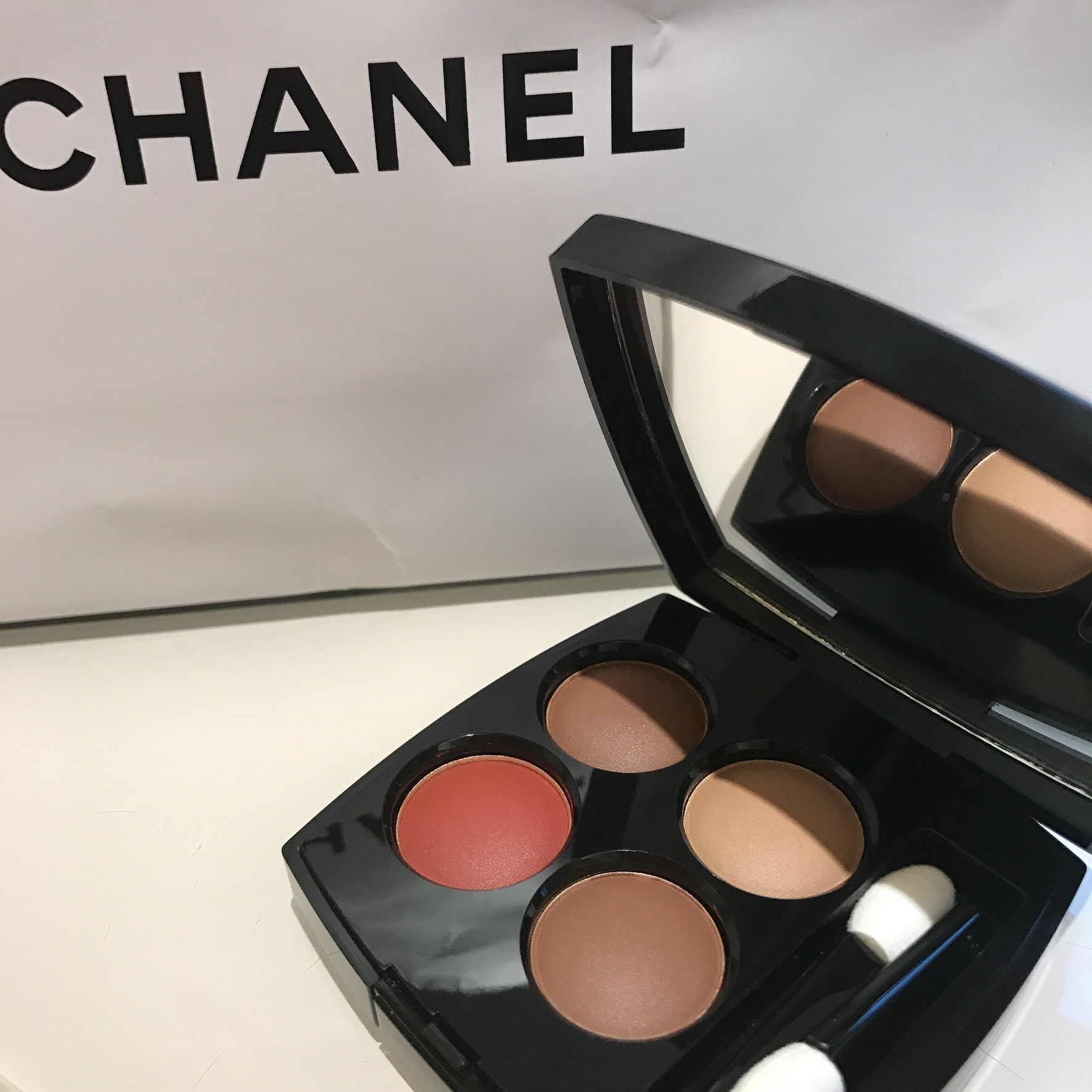 シャネル / レ キャトル オンブル 288 ロード ムービーの公式商品情報