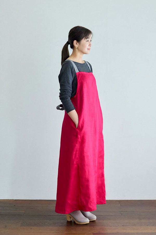 若山曜子さんの新しいエプロン・リラックス クロスバッグエプロンと