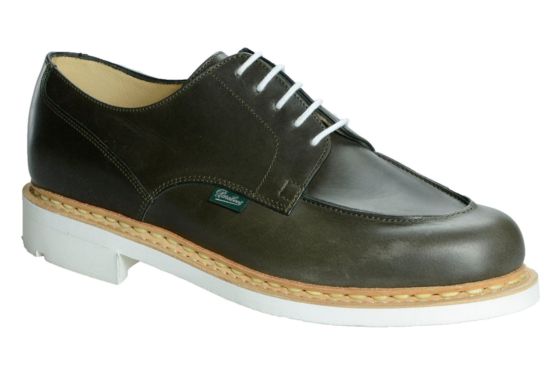 パラブーツの永世定番「シャンボード」が、流行のオリーブで軽やかに