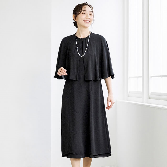 フレア袖のケープ付きワンピース 11号・ブラック｜東京ソワール