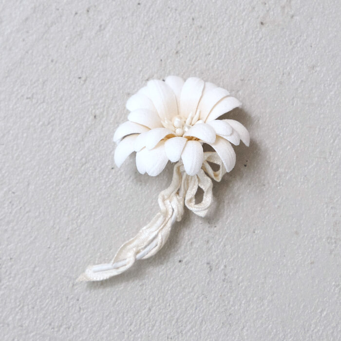 東京ソワール×アトリエ染花｜マーガレットのフラワーコサージュ ・オフ