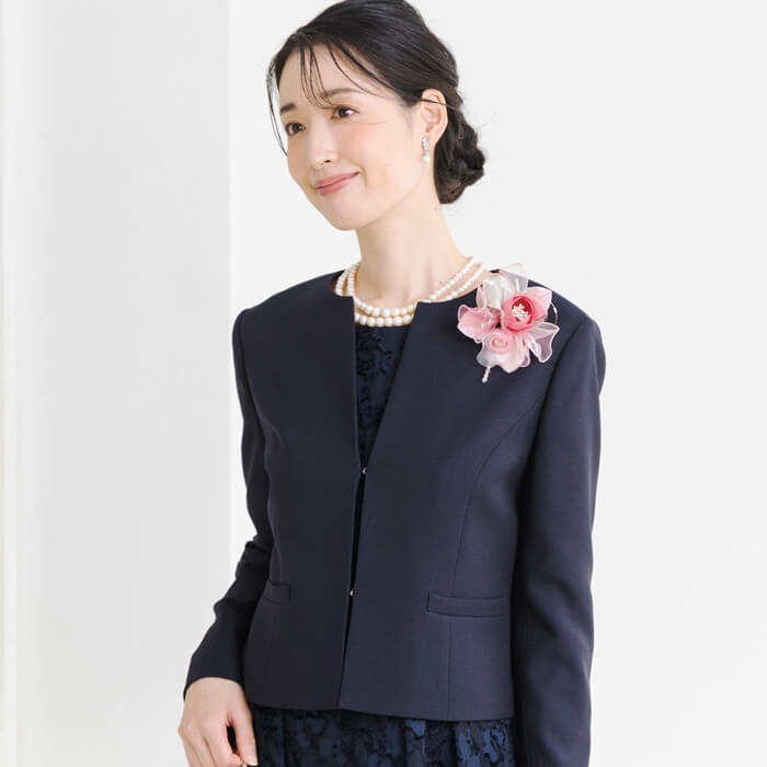 あでやかカラーのブーケコサージュ ・ネイビー｜東京ソワール