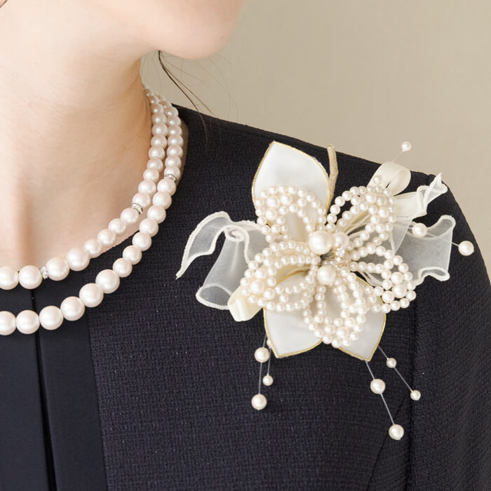 WEB限定】セレモニーに華を、ゆれるパールコサージュ ・オフホワイト