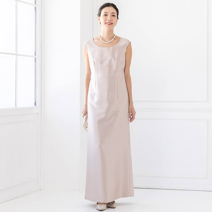 エレガントなシャンタン素材のワンピース 9号・ピンクベージュ｜東京