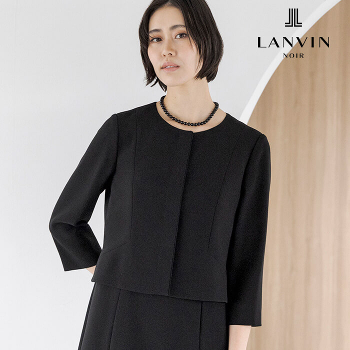 立体的なシルエットが美しい襟ぐりのアンサンブル 7号・ブラック