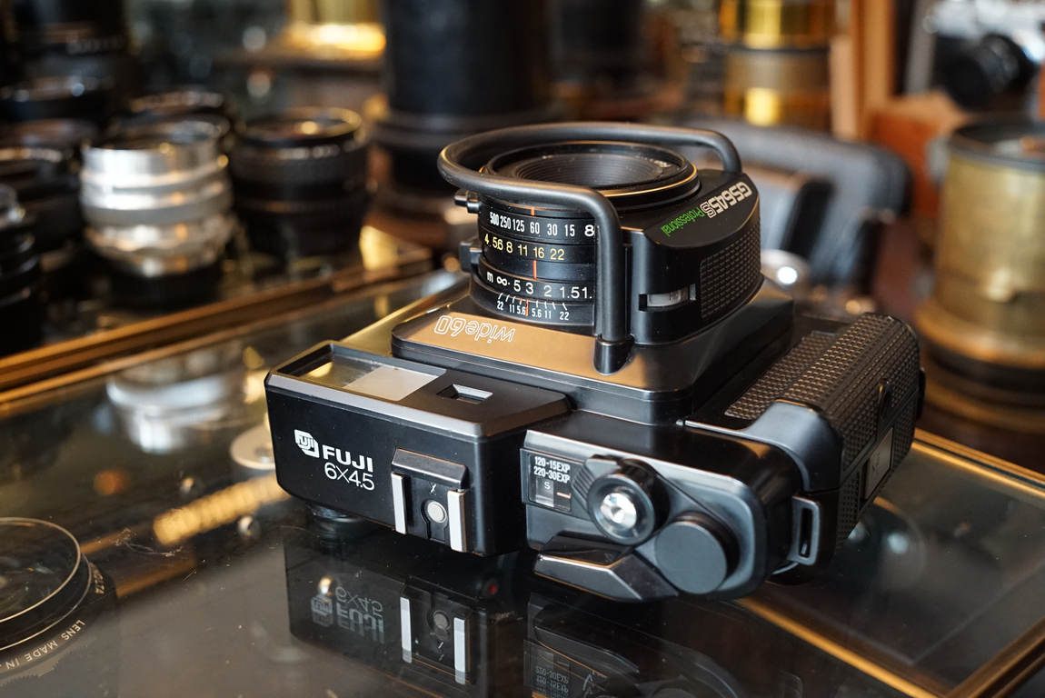 Fuji GS645 S wide 60 rangefinder camera - Fotohandel Delfshaven
