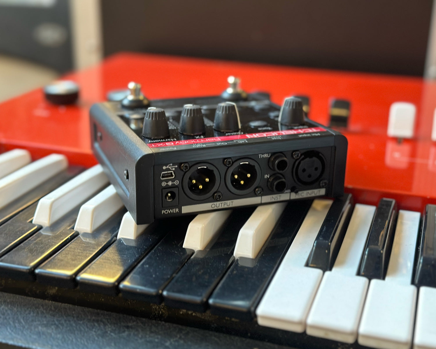 TC Helicon Voicetone Harmony GXT Vocal and Guitar Effects